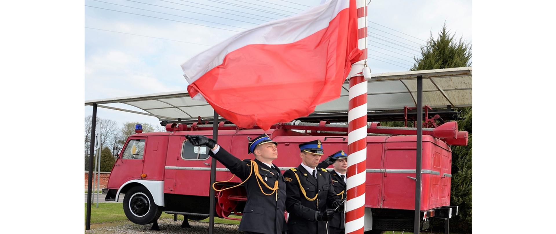 Uroczysta zmiana służby z okazji Dnia Flagi Rzeczypospolitej Polskiej - fotografia KP PSP P-sz