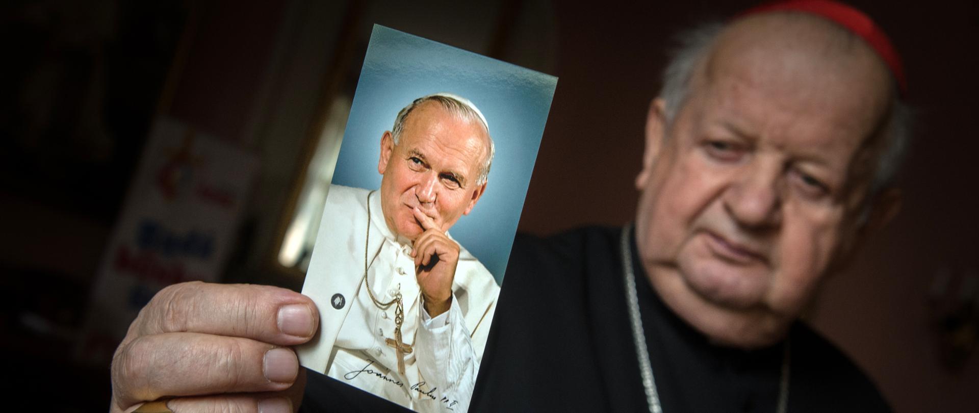Cardenal con el foto del Papa Juan Pablo II