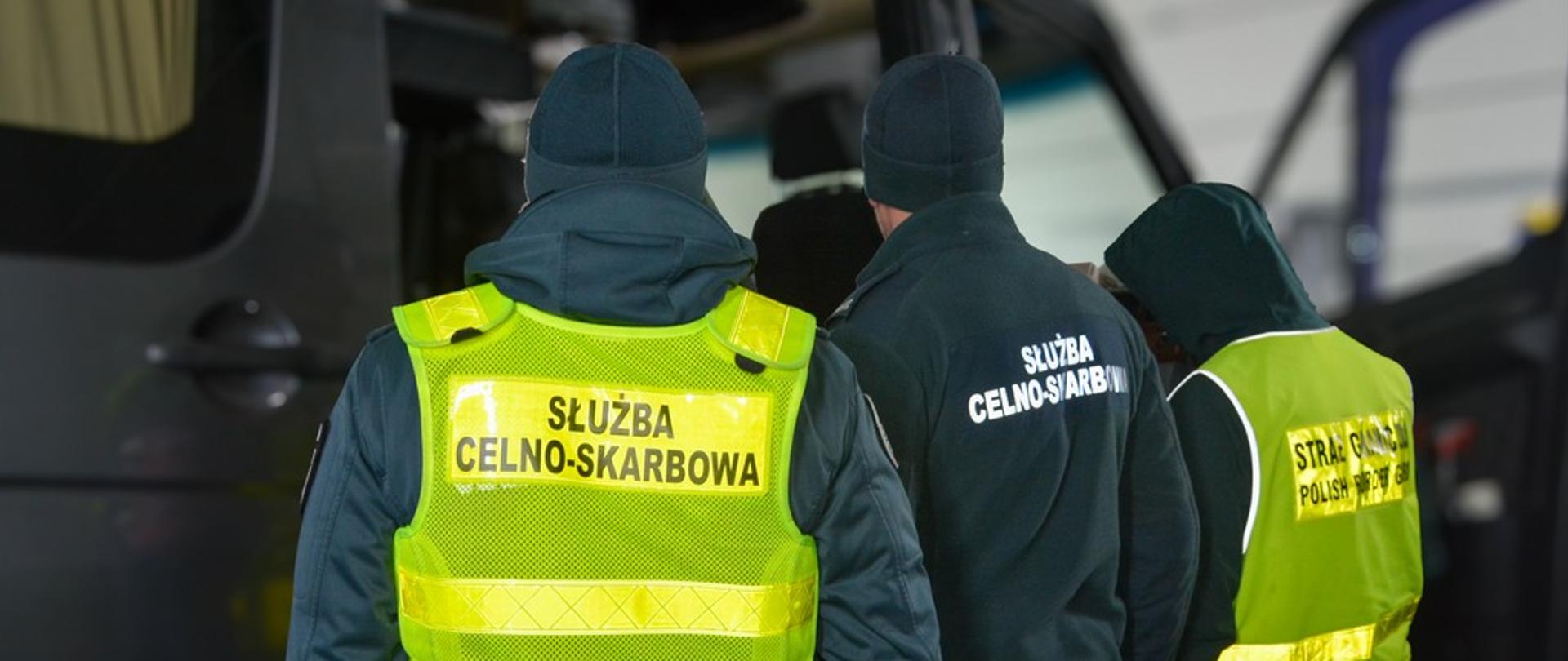 Funkcjonariusze SCS i SG przy aucie