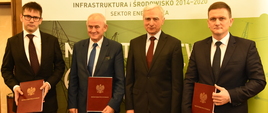 Sygnatariusze po podpisaniu umowy