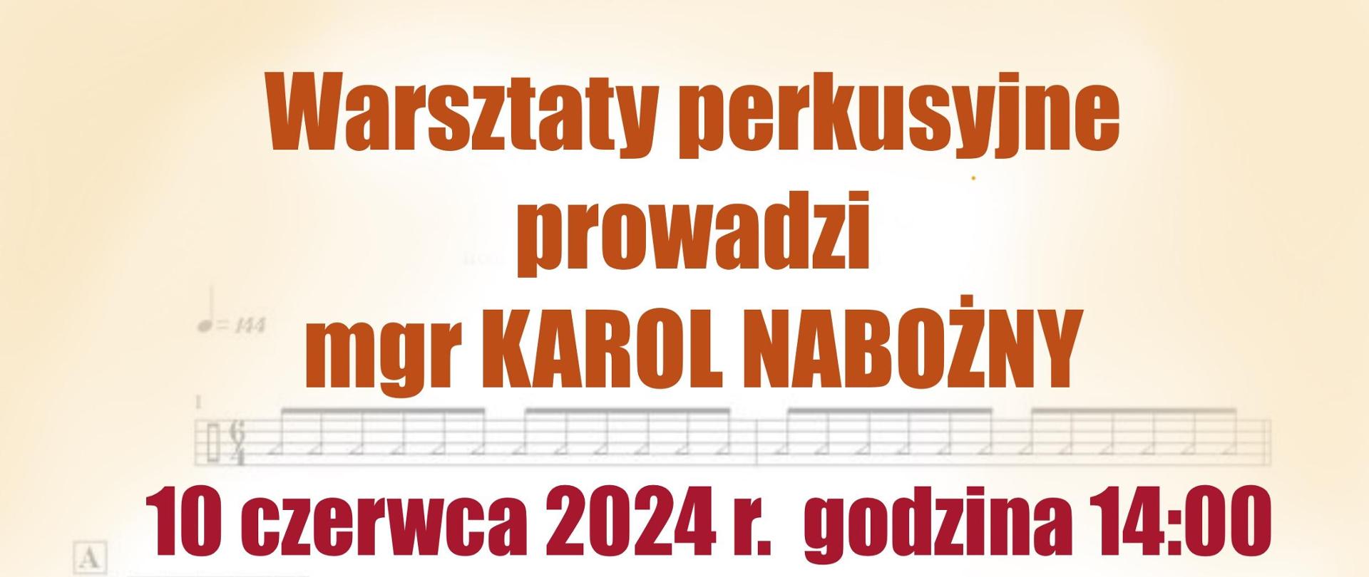 Plakat na którym widać zdjęcie na dole plakatu na którym siedzi mężczy przyzna ze słuchawkami na uszach i gra na perkusji wyżej napis warsztaty perkusyjne prowadzi Karol Nabożny, godzina 14:00 a poniżej mniejszymi literami w kolorze portowym napis od 15.30 warsztat z Markiem Burdą instrumenty perkusyjne muzyka afro kuban. W tle plakatu pięciolinia w żółtym kolorze a na niej nuty.