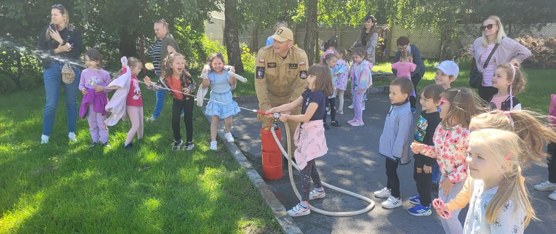 zdjęcie-Wizyta Przedszkola nr.6 w Komendzie Powiatowej Państwowej Straży Pożarnej w Sandomierzu