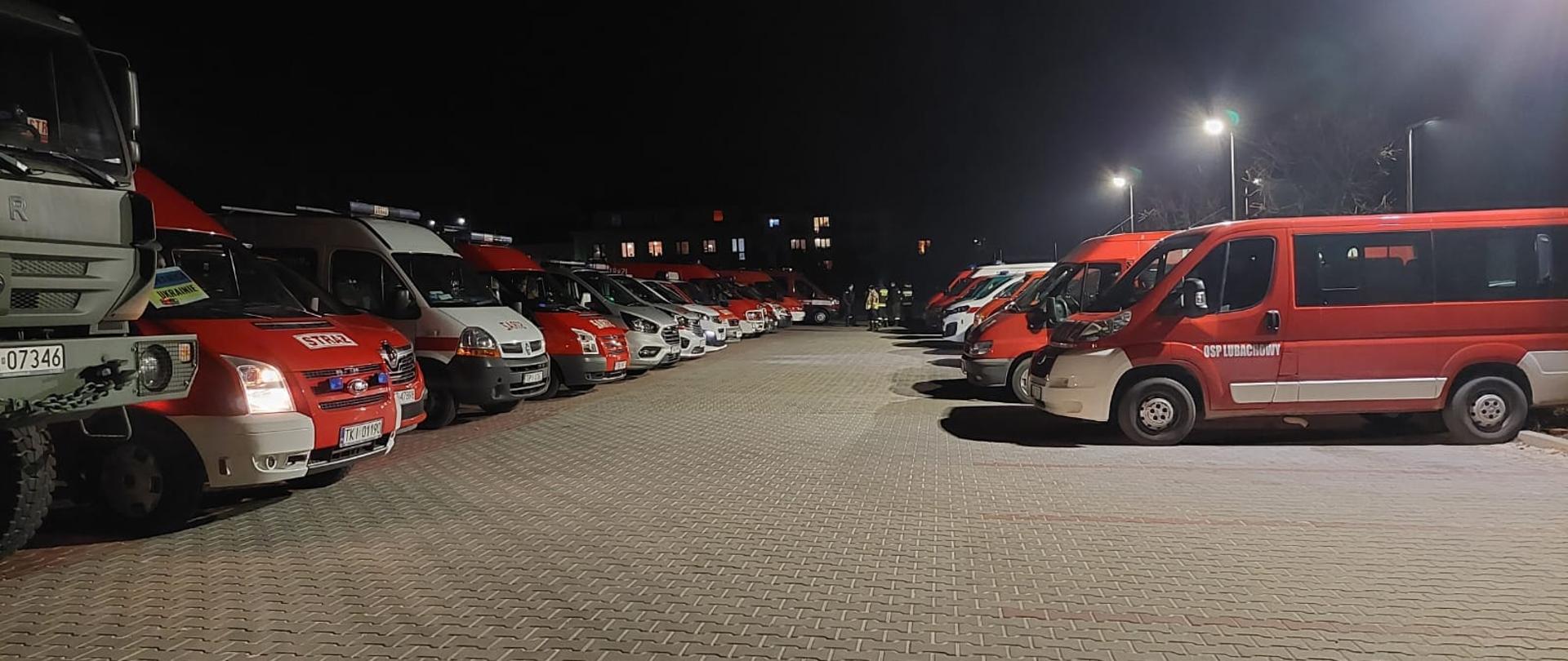 Na zdjęciu ustawione w dwóch rzędach busy PSP i OSP.