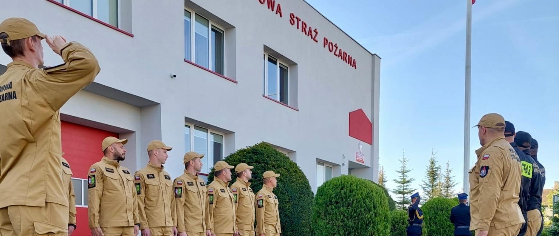 Funkcjonariusze Państwowej Straży Pożarnej podczas uroczystego podniesienia flagi państwowej w Jednostce Ratowniczo - Gaśniczej w Krośnie Odrzańskim.