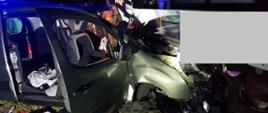 Widać pojazd osobowy, który jest mocno uszkodzony
