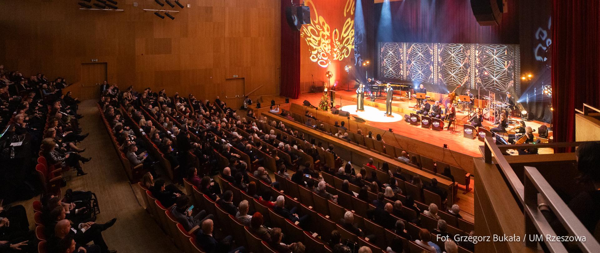 Zdjęcie przedstawia uczestników gali w Filharmonii Podkarpackiej