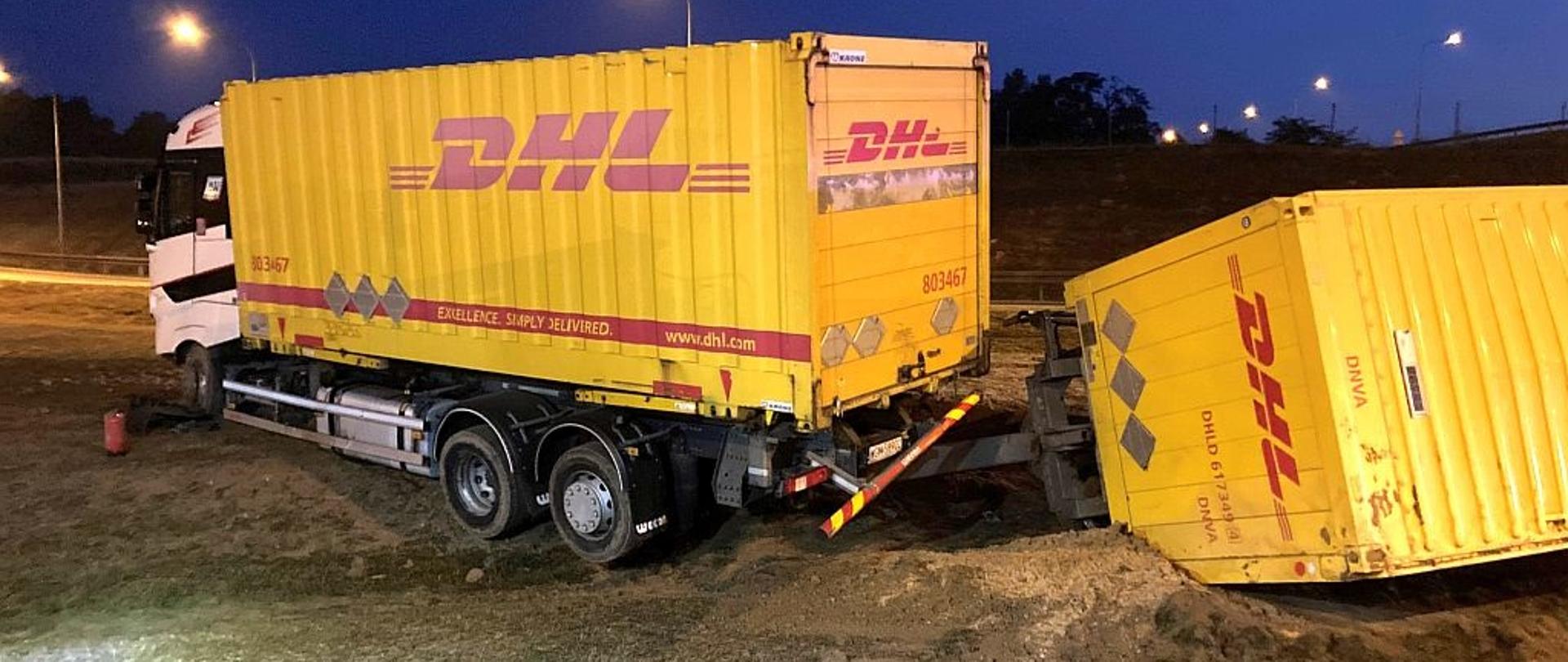 Na zdjęciu znajduje się rozbity samochód ciężarowy.