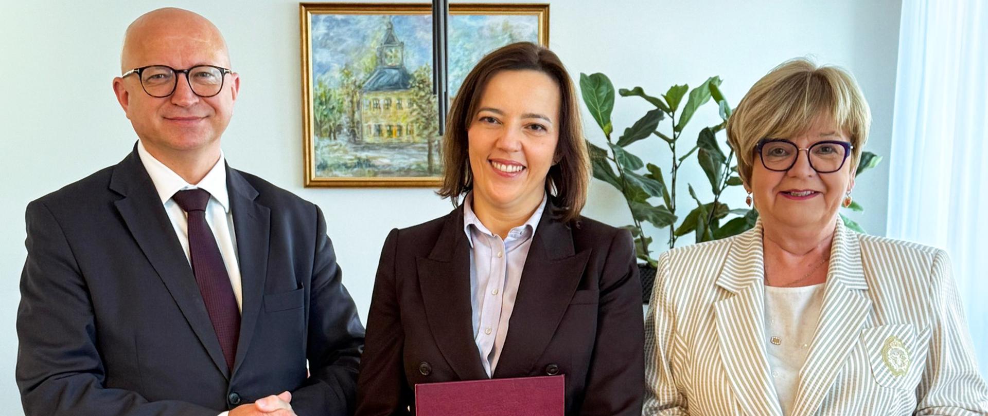 Zdjęcie przedstawia Dyrektora Biura Wojewody Podkarpackiego Jerzego Tabina, Dyrektora Generalnego Podkarpackiego Urzędu Wojewódzkiego w Rzeszowie Monikę Barszcz-Chodkowską i Wojewodę Podkarpackiego Teresę Kubas-Hul