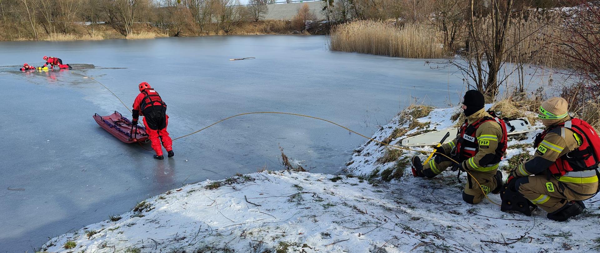 Strażacy z KP PSP w Raciborzu wzięli udział w cyklu szkoleń z zakresu ratownictwa lodowego doskonaląc techniki dotarcia i podejmowania osób, pod którymi załamał się lód. 