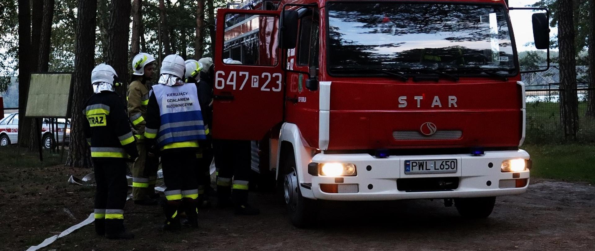 SAMOCHÓD POŻARNICZY, STRAŻACY SZYKUJĄ SIĘ DO DZIAŁAŃ