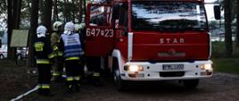 SAMOCHÓD POŻARNICZY, STRAŻACY SZYKUJĄ SIĘ DO DZIAŁAŃ
