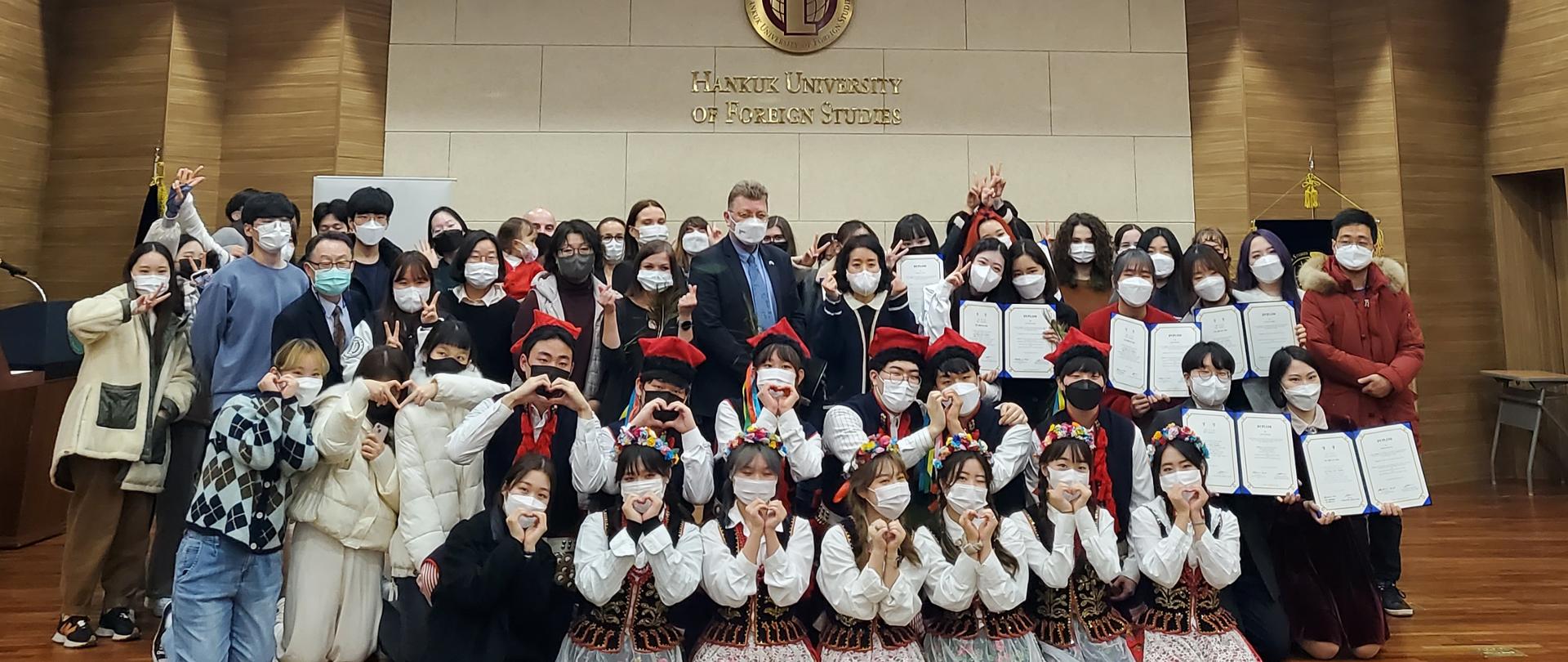 Konkurs krasomówczy - zdjęcie grupowe uczestników, profesorów Uniwersytetu HUFS oraz przedstawicieli Ambasady RP w Seulu