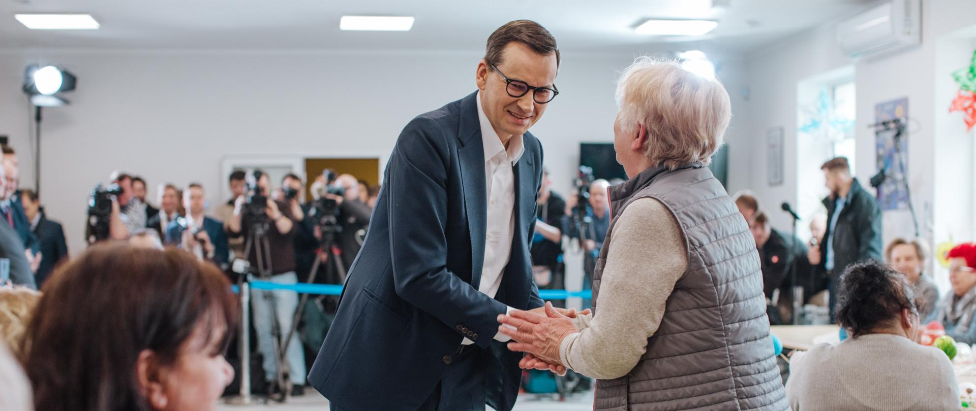 Premier Mateusz Morawiecki w Klubie Seniora w Gryfowie Śląskim