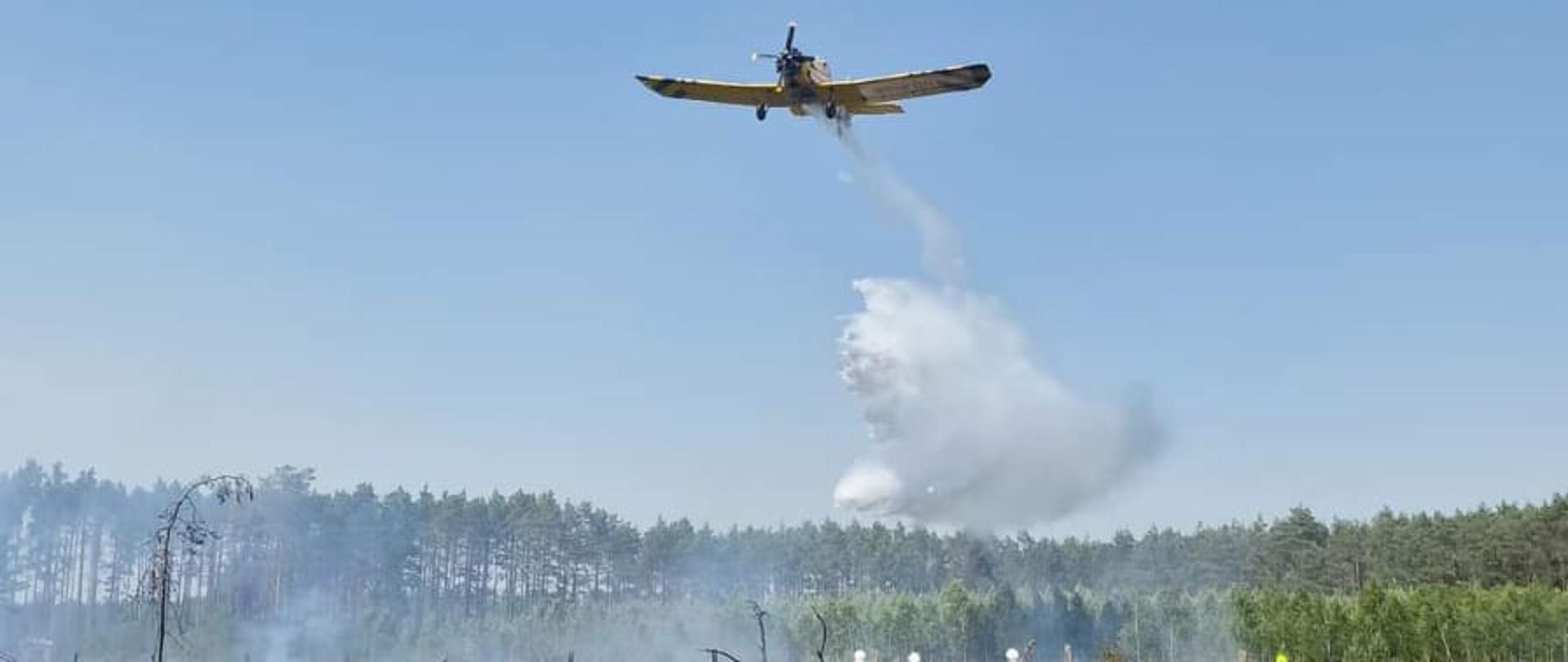 Samolot gaśniczy wykonuje zrzut wody