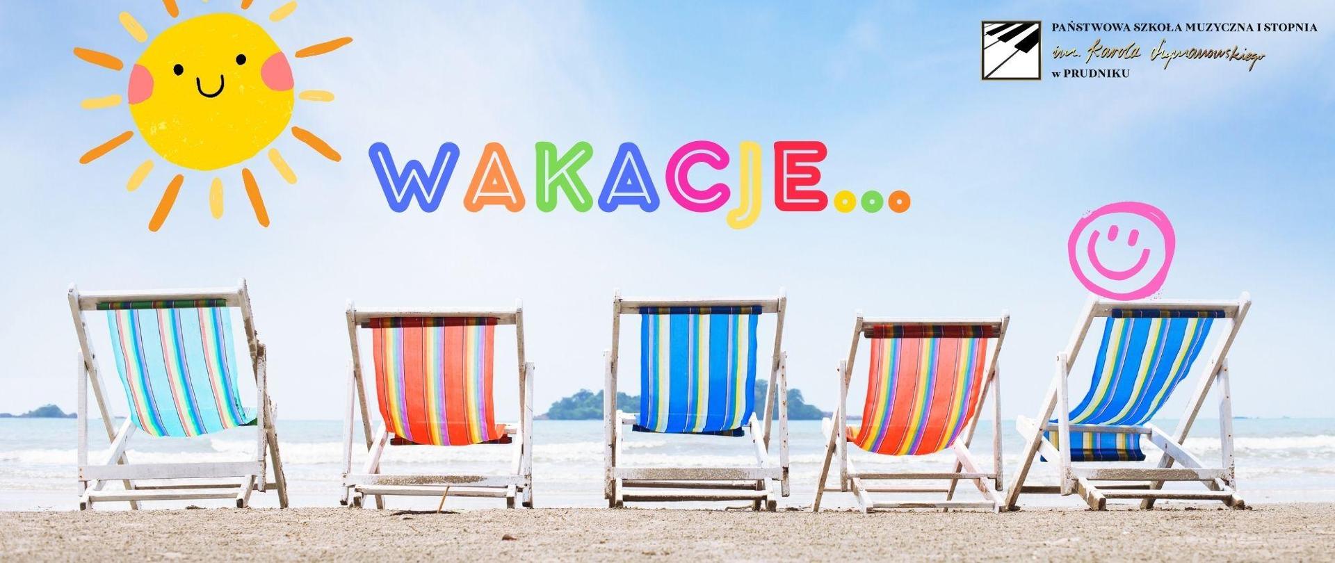 Baner przedstawia plażę z pięcioma leżakami oraz słońce i napis "Wakacje". W prawym górnym rogu logo szkoły.