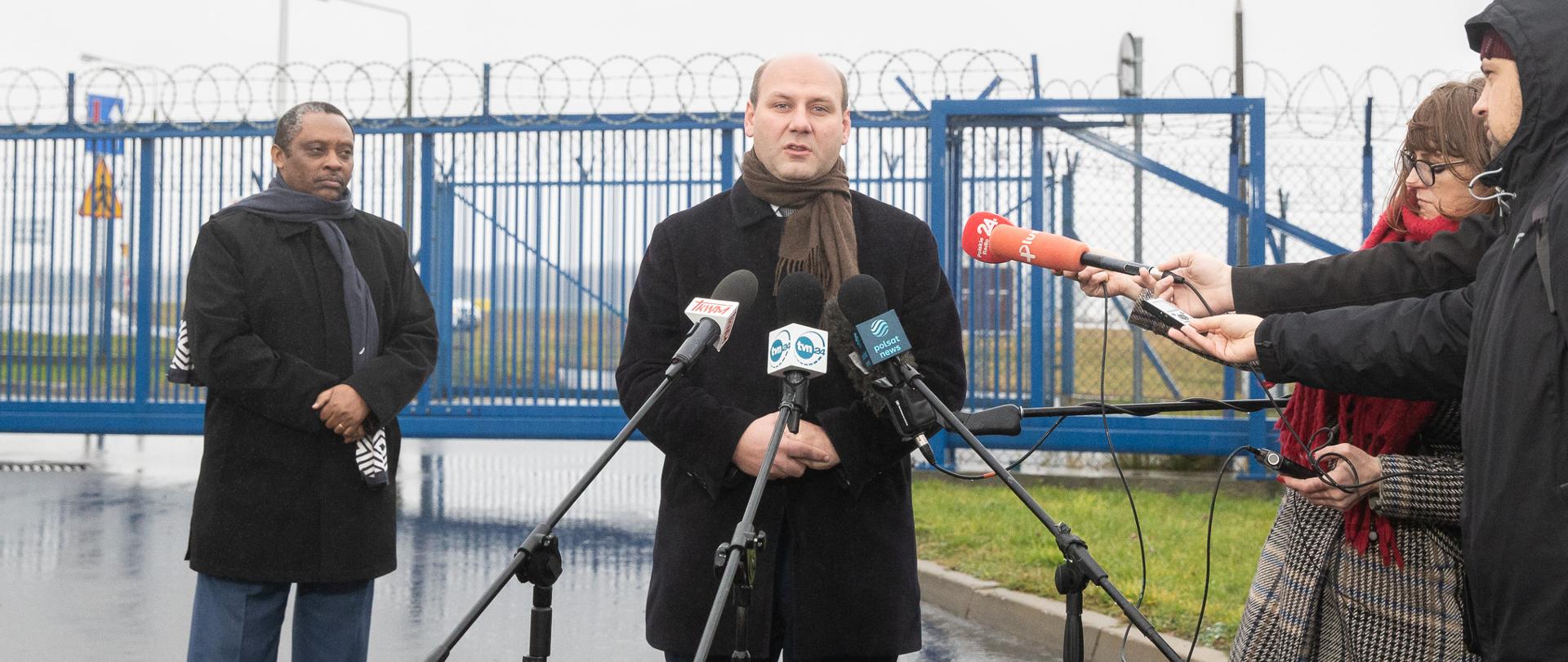 2021.11.19 Warszawa . Minister Szymon Szynkowski vel Sek . Lotnisko Wojskowe . Transport szczepionek do Rwanda .Fot. Lucja Sucharska / MSZ