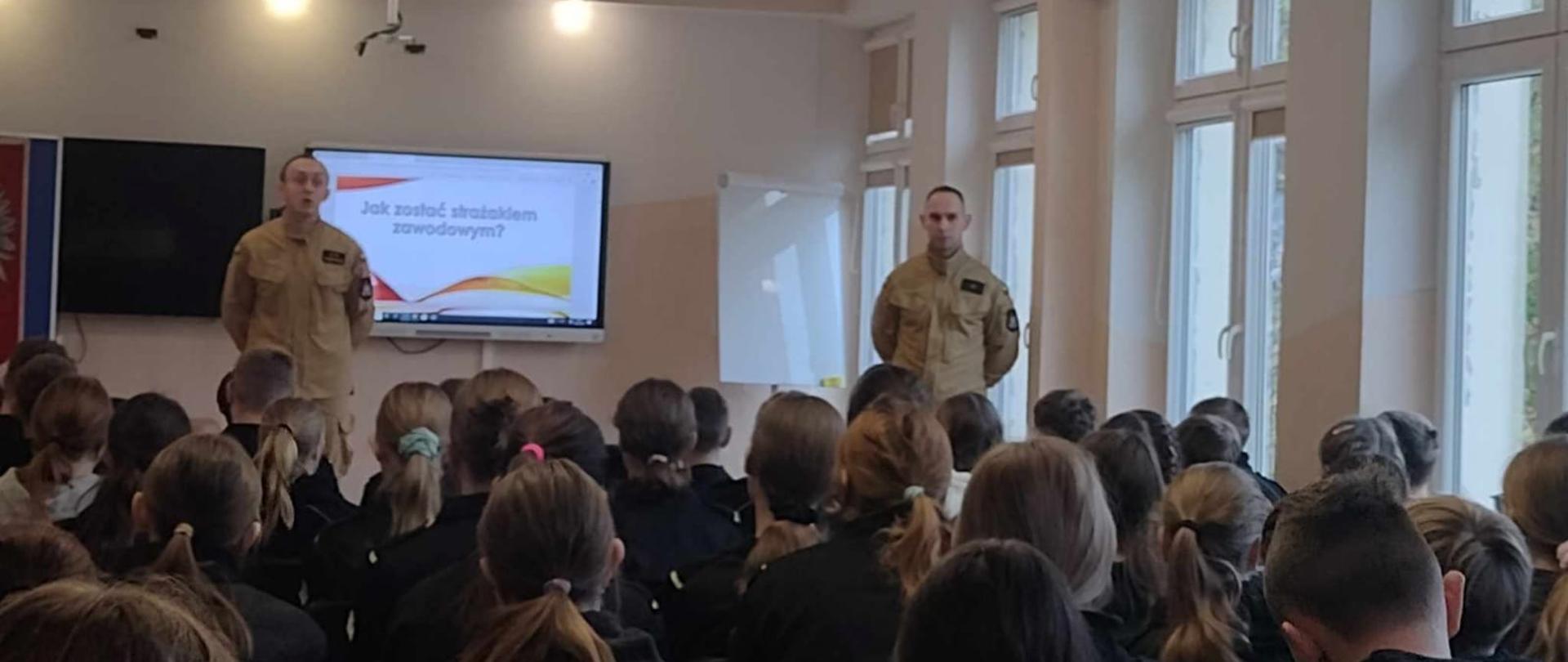 Strażacy podczas prelekcji.
