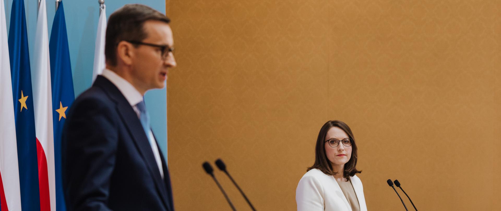 Premier Mateusz Morawiecki i Minister Finansów Magdalena Rzeczkowska podczas konferencji w KPRM