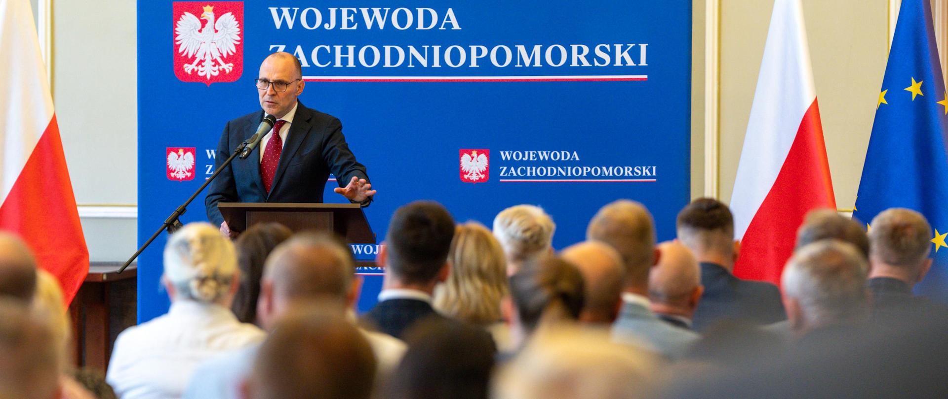 wojewoda przemawia do uczestników spotkania 