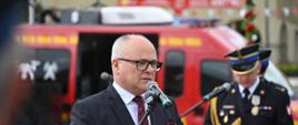 Starosta wodzisławski przemawia go obecnych podczas uroczystości z mównicy