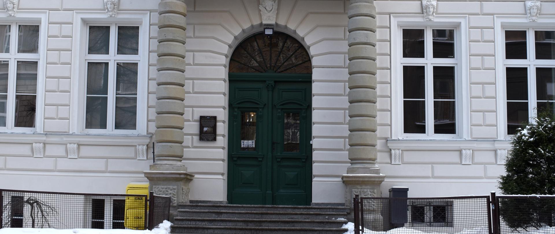 Schody prowadzące do drzwi wejściowych do budynku szkoły