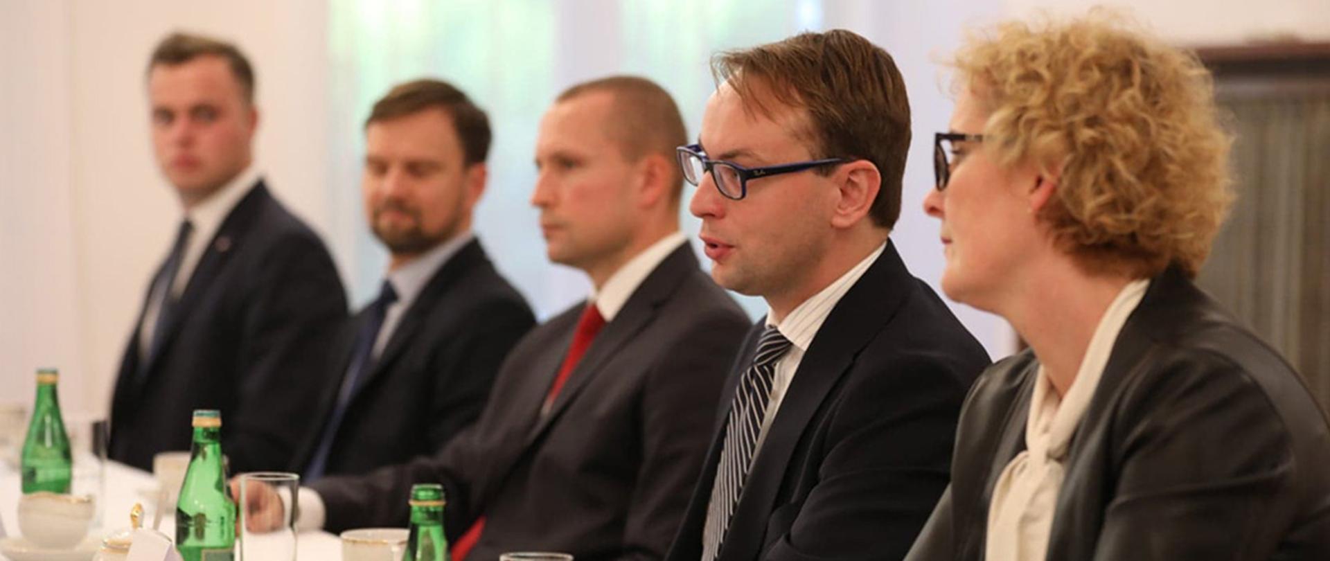 Wiceminister Krzysztof Kozłowski wypowiadający się podczas spotkania.