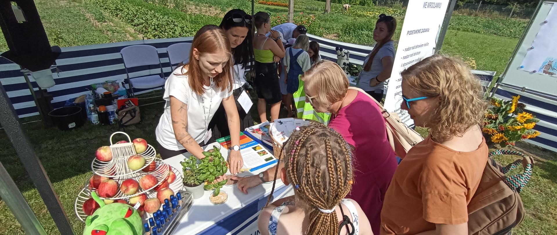 Stoisko inspekcji z pracownikami i osobami odwiedzającymi 