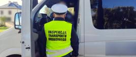 Inspektor sprawdza dokumenty kierowcy autobusu