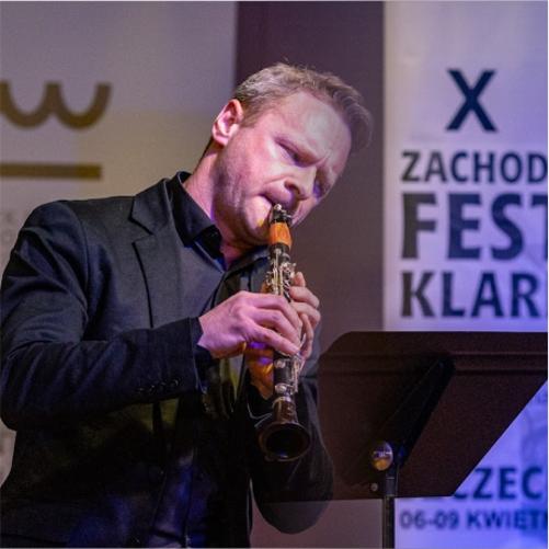 Grafika przedstawia muzykującego klarnecistę