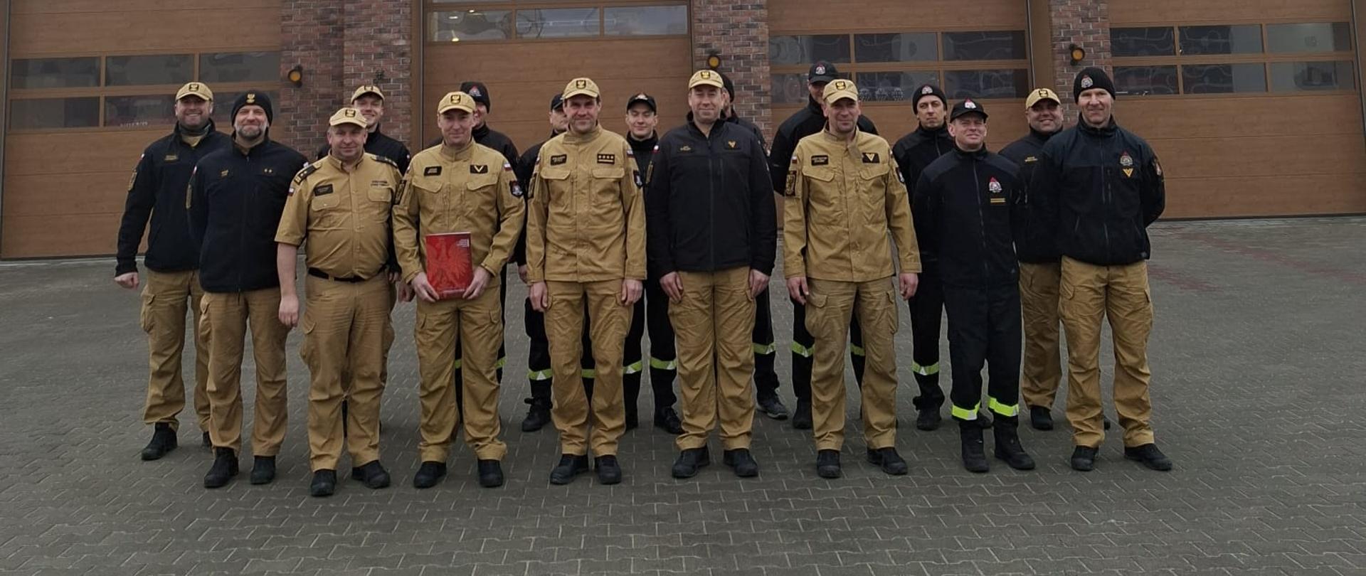 Na zdjęciu wszyscy uczestnicy uroczystej zbiórki. 