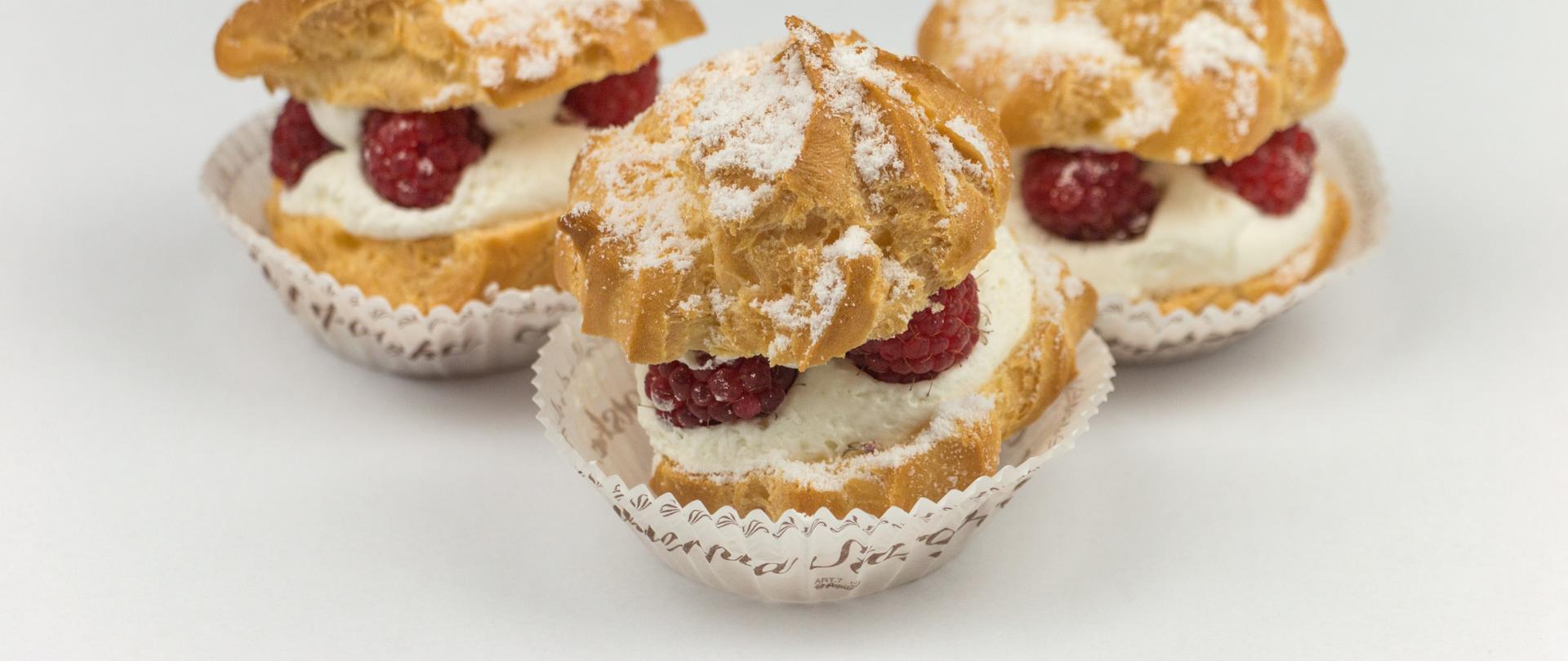 Ptyś z bitą śmietaną