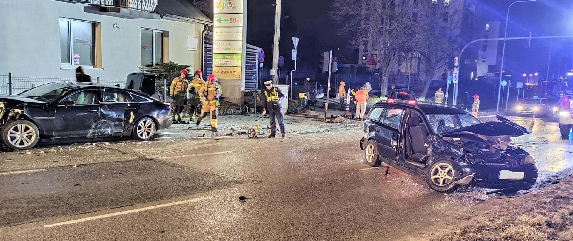 Na zdjęciu przedstawiono dwa samochody osobowe, które brały udział w zdarzeniu. Widać uszkodzenia obu aut oraz funkcjonariusza Policji prowadzącego czynności wyjaśniające.