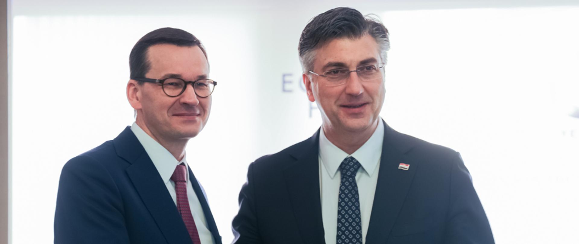 Premier wita się z mężczyzną. 