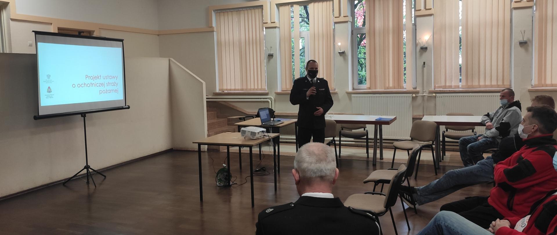 Na zdjęciu Komendant Powiatowy PSP w Jaśle podczas konsultacji ustawy o OSP. Na zdjęciu siedzący druhowie w Domu Ludowym