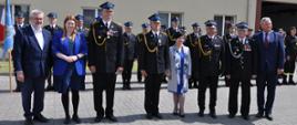 Na zdjęciu odznaczeni strażacy