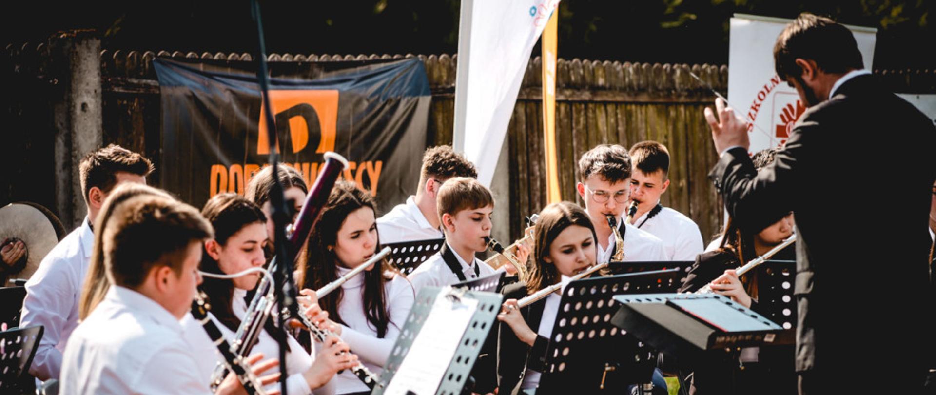 Orkiestra Dęta PSM II stopnia w Mielcu pod dyrekcją Piotra Rysiewicza podczas koncertu charytatywnego pod nazwą RODZINA - MAM DLA CIEBIE CZAS w Trześni