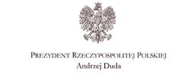 Zdjęcie przedstawia godło Rzeczypospolitej Polskiej, poniżej którego jest napis Prezydent Rzeczypospolitej Polskiej Andrzej Duda.