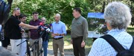 wiceminister klimatu i środowiska Mikołaj Dorożała i dyrektor lasów Państwowych Adam Wasiak