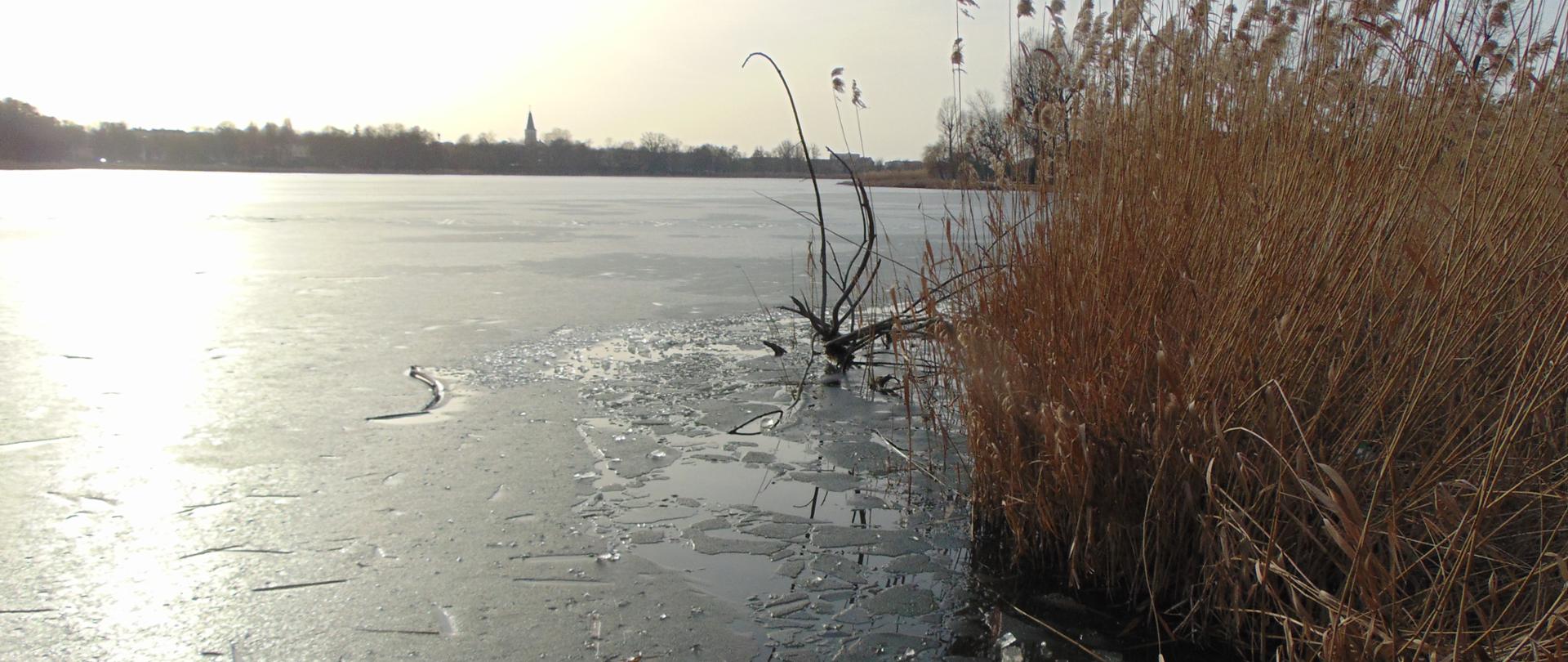 Strażacy pomogli chłopcu na Jeziorze Miejskim w Międzychodzie