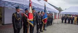 "poczty sztandarowe i inni strażacy w czasie uroczystości"