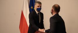 Minister Nowak ściska dłoń nowo powołanemu członkowi KIO.