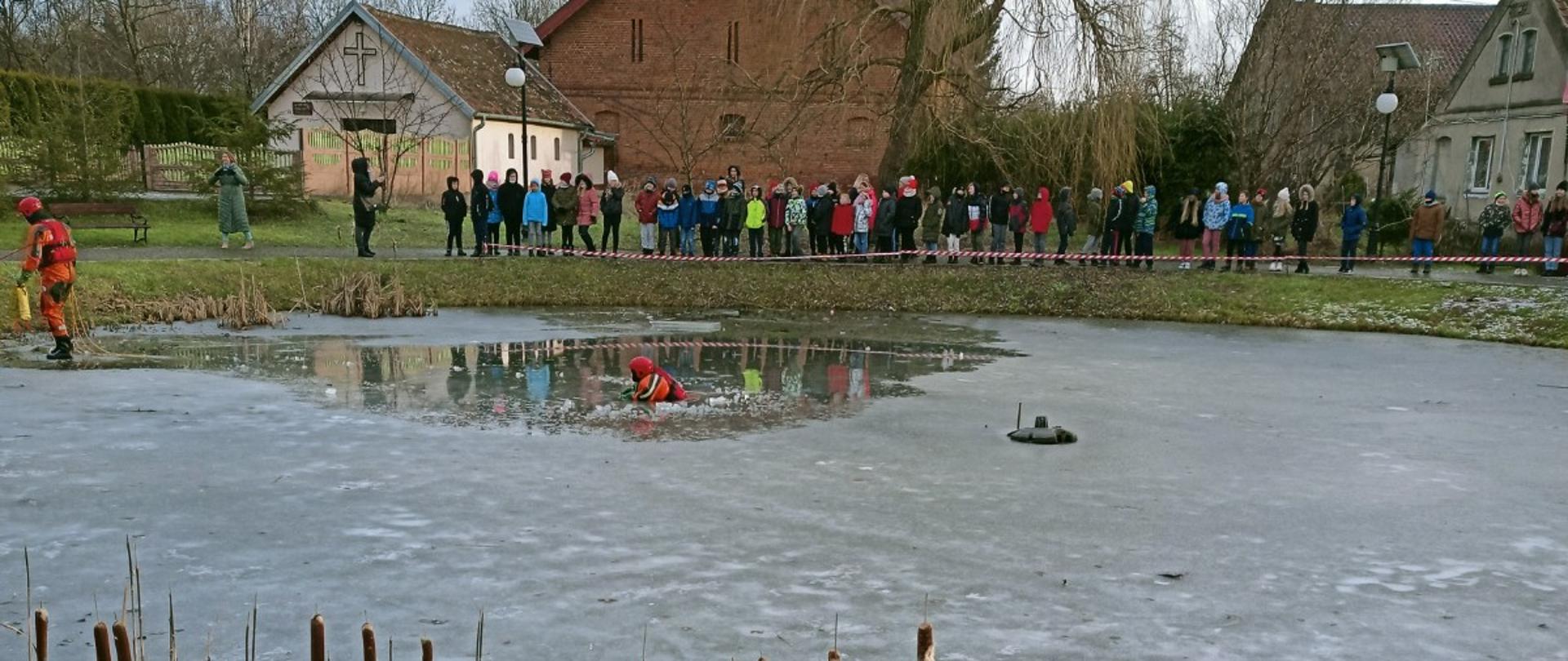 Pokaz rat.lodowego w ramach prewencji społecznej
