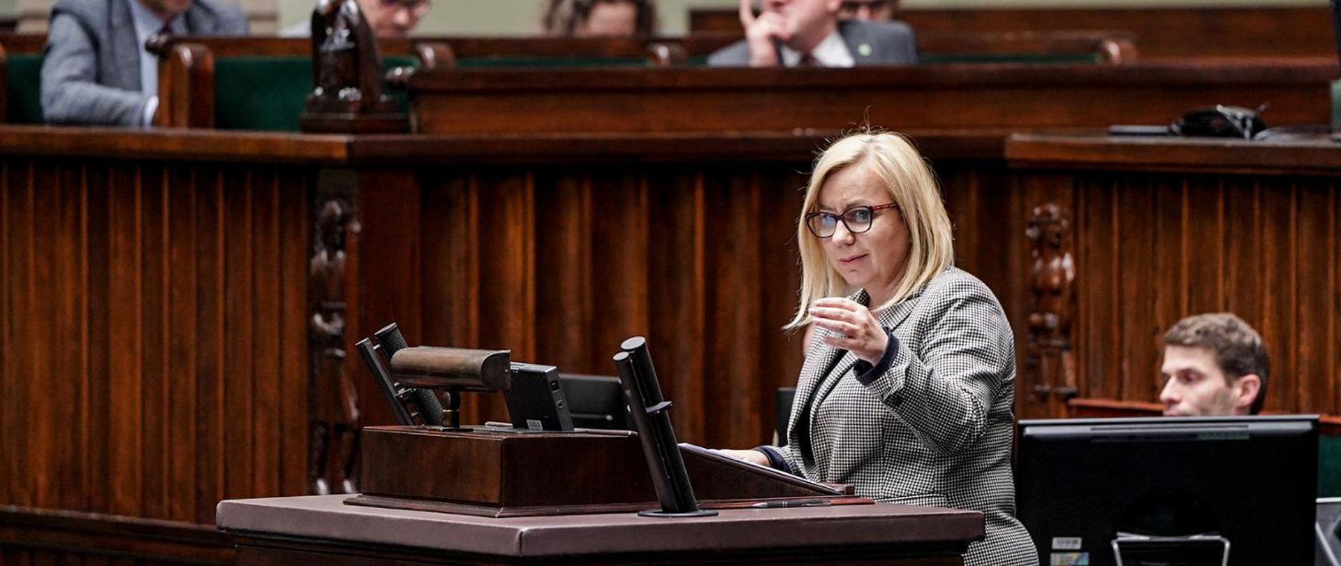 Minister Klimatu i Środowiska Paulina Hennig-Kloska przemawia z mównicy sejmowej