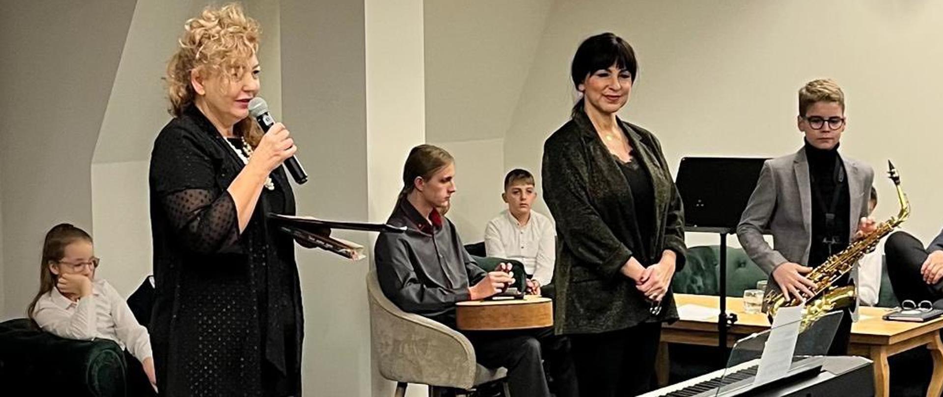 Nauczycielki i uczniowie PSM w trakcie koncertu dla PTTK