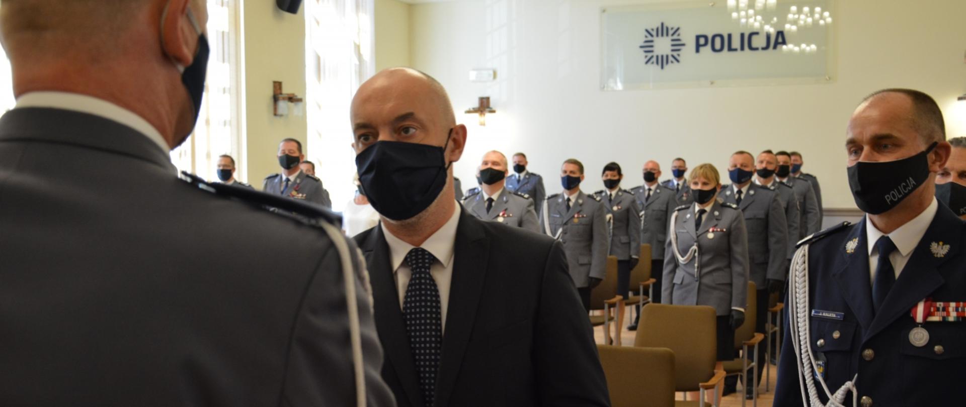 Adrian Czubak wręczył funkcjonariuszom przyznane odznaczenia.