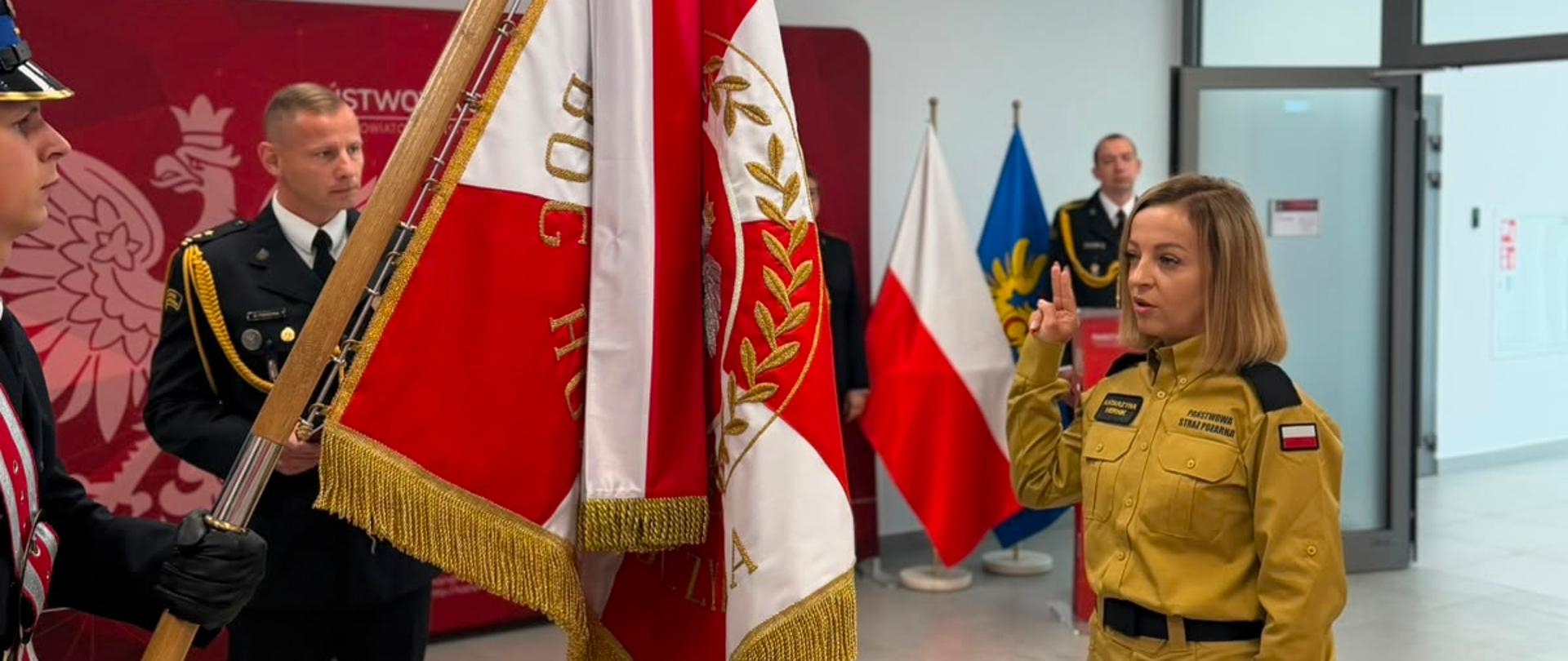 Uroczysta zbiórka związana z przyjęciem nowej funkcjonariuszki do służby, ślubowanie 