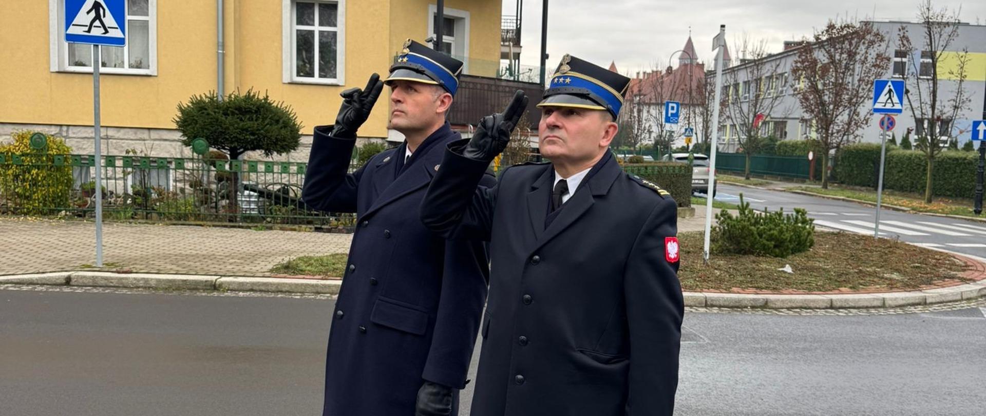 Komendant Powiatowy PSP w Lwówku Śląskim oraz Zastępca Komendanta Powiatowego PSP w Lwówku Śląskim oddający honory podczas podnoszenia Flagi Państwowej