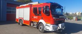 Zdjęcie przedstawia nowy samochód ratowniczo - gaśniczy. Samochód stoi na placu komendy. 