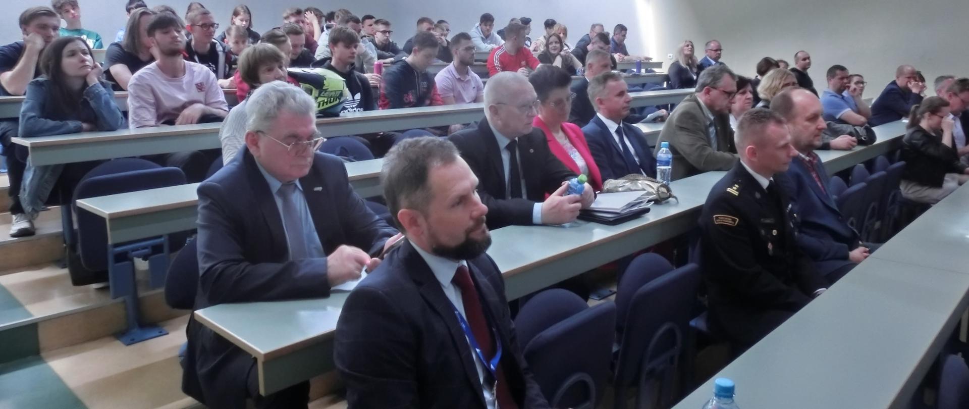 Widok na siedzących w auli uczestników wykładu