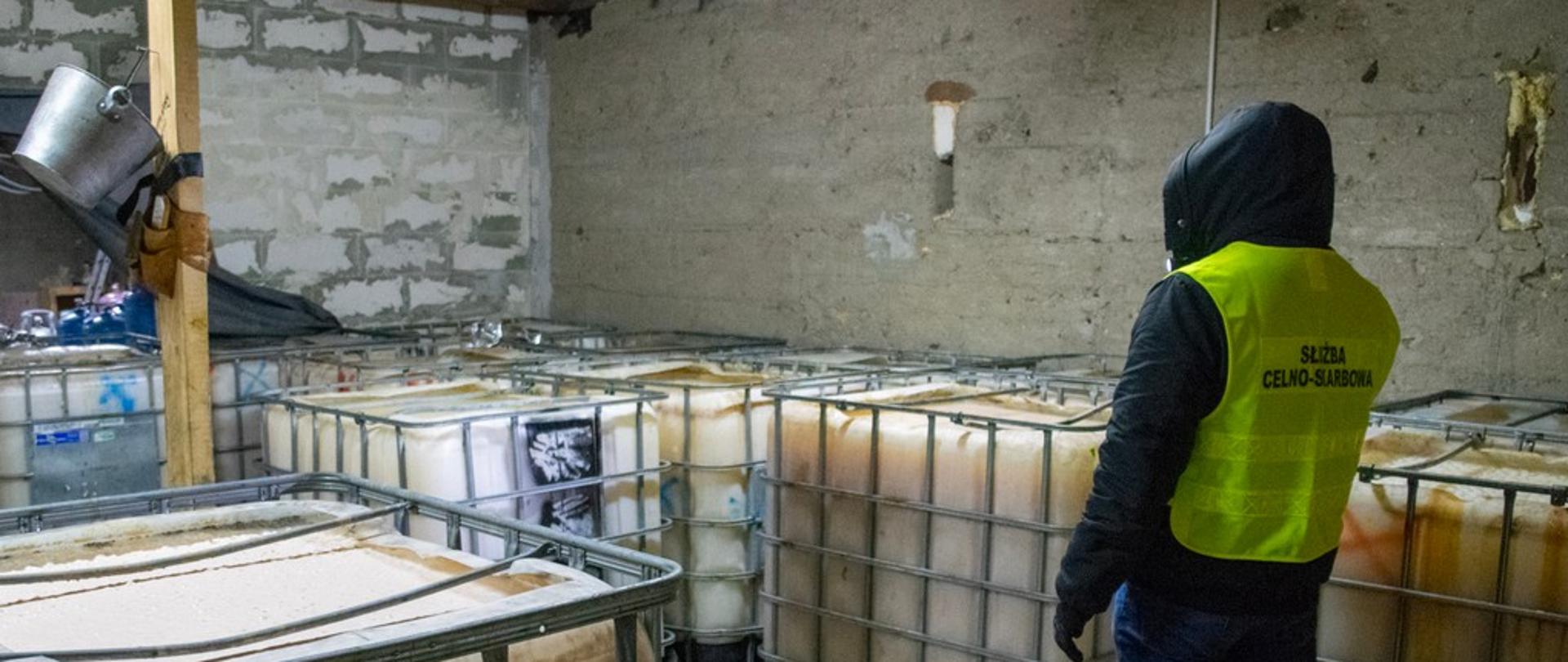 Funkcjonariusz Służby Celno-Skarbowej i zbiorniki.